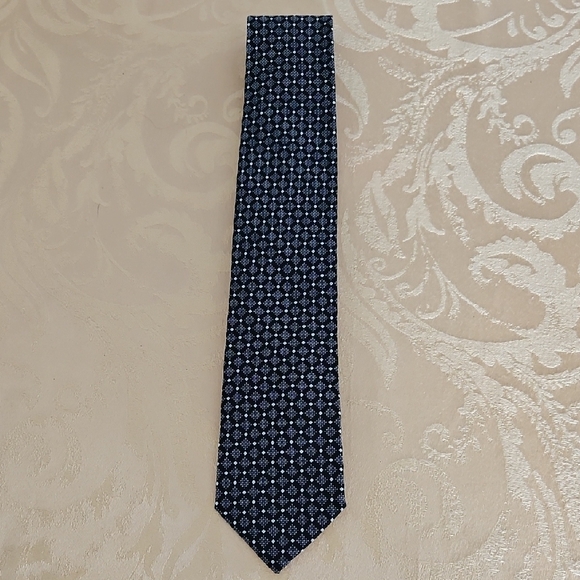 TRUMP Elegant Black and Blue Patterned Tie - Picture 6 of 7